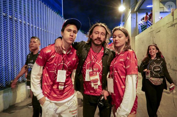 Exclusif - Le DJ français Bob Sinclar pose avec son fils Raphaël et sa fille Paloma dans les allées de l'avenue du "sambodrome" lors du carnaval de Rio de Janeiro, Brésil, le 4 mars 2019.© Andiara/Carnavalderio.fr/Bestimage