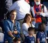 Faustine Bollaert, Maxime Chattam et leurs enfants Abbie et Pete en tribune lors de la rencontre de football Paris Saint Germain PSG contre Clermont (4-0) au Parc des Princes à Paris, le 11 septembre 2021. © Agence / Bestimage