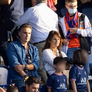 Faustine Bollaert, Maxime Chattam et leurs enfants Abbie et Pete en tribune lors de la rencontre de football Paris Saint Germain PSG contre Clermont (4-0) au Parc des Princes à Paris, le 11 septembre 2021. © Agence / Bestimage