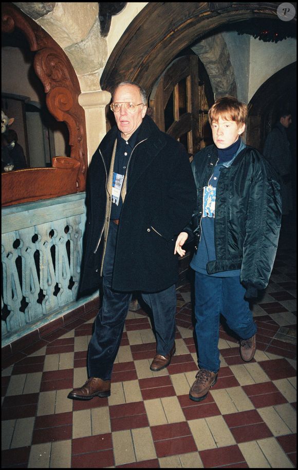 Archive - Thierry Roland et son fils Gary au Grand Rex pour la première du Bossu de Notre Dame en 1996 © Bertrand Rindoff Petroff /Bestimage
