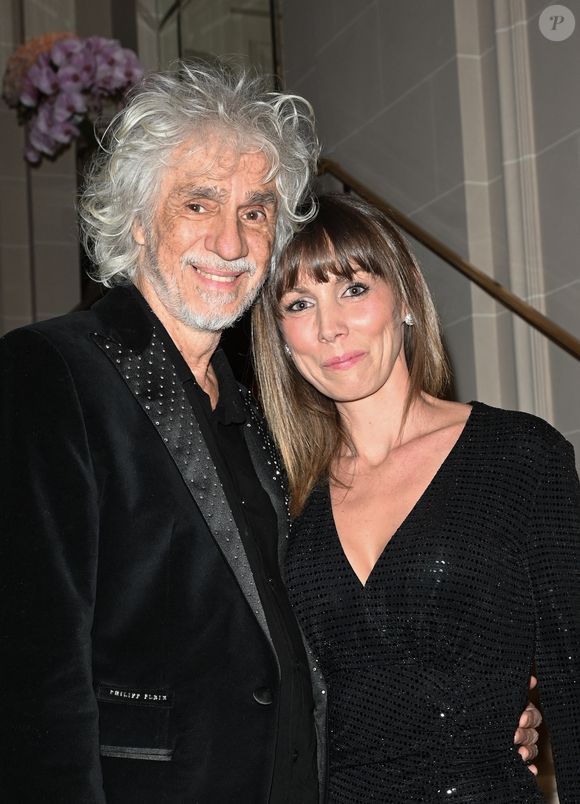 Louis Bertignac et sa femme Laetitia Brichet - Gala caritatif des "Stéthos d'Or" qui récompensent les artistes qui contribuent au bien-être de tous, organisé par la Fondation pour la Recherche en Physiologie au George V à Paris, le 27 mars 2023. © Coadic Guirec-Rachid Bellak/Bestimage