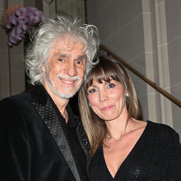 Louis Bertignac et sa femme Laetitia Brichet - Gala caritatif des "Stéthos d'Or" qui récompensent les artistes qui contribuent au bien-être de tous, organisé par la Fondation pour la Recherche en Physiologie au George V à Paris, le 27 mars 2023. © Coadic Guirec-Rachid Bellak/Bestimage