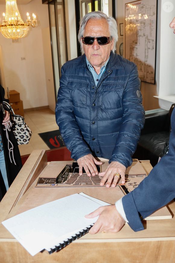 "C'est quelqu'un qui m'a reconstruit. Je venais d'une situation très difficile", avait-il confié

Exclusif - Gilbert Montagné découvre une maquette du théâtre - Gilbert Montagné assite à une représentation spéciale du spectacle "Le Roi Lion" audiodécrite à destination des malvoyants au théâtre Mogador à Paris, France, le 07 juin 2025. © Christophe Clovis / Bestimage