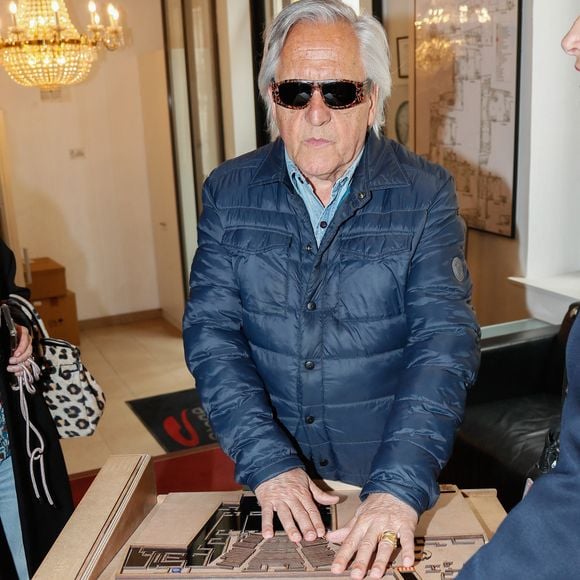 "C'est quelqu'un qui m'a reconstruit. Je venais d'une situation très difficile", avait-il confié

Exclusif - Gilbert Montagné découvre une maquette du théâtre - Gilbert Montagné assite à une représentation spéciale du spectacle "Le Roi Lion" audiodécrite à destination des malvoyants au théâtre Mogador à Paris, France, le 07 juin 2025. © Christophe Clovis / Bestimage