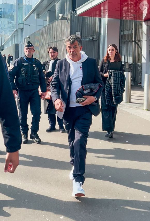 Stéphane Plaza en larmes à la sortie de son procès après avoir été reconnu coupable de "violences habituelles par concubin" et condamné à 12 mois de prison avec sursis, à Paris, France, le 18 février 2025. © Yehiel Chekroune/Bestimage