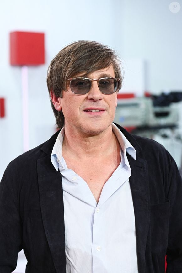 Le chanteur raconte avoir retrouvé un peu d’apaisement après un retrait d’environ un mois en Corse pendant la période de Noël. 

Exclusif - Thomas Dutronc lors de l'enregistrement de l'émission Vivement dimanche au studio Rive gauche, présentée par M. Drucker, diffusée sur France 3, le 1er mars 2026, à Paris, France, le 18 février 2026. © Guillaume Gaffiot/Bestimage