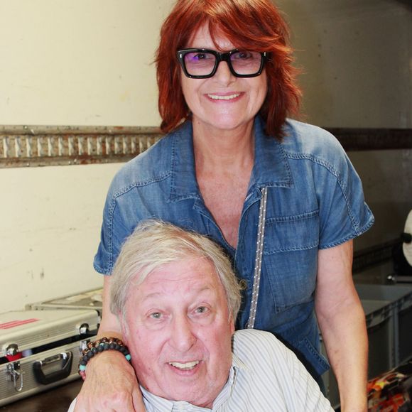 Trois jours avant son ultime concert, il est apparu aux côtés de son épouse Cathy Bernecker lors du spectacle La folie des années 80 au Croisic.

Exclusif - Cookie Dingler et sa femme Cathy Bernecker lors du concert La folie des années 80 au Croisic, France, le 20 août 2025. Ambiance garantie, tubes inoubliables et énergie 100% live pour le concert  La Folie des Années 80 2025. © Nöel Carrier/Bestimage