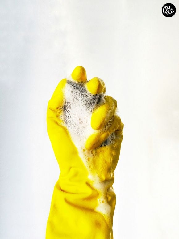 Il suffit de faire tremper le pommeau dans une solution d'eau tiède et d'acide citrique.

Ce produit a quelques euros est la solution miracle au calcaire dans la salle de bain.