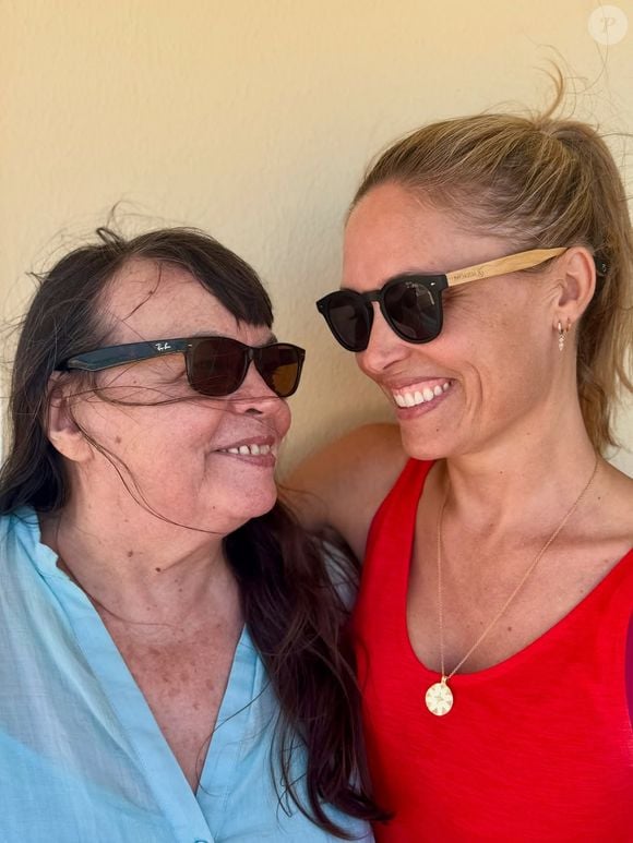 Un selfie tout sourire, lunettes de soleil sur le nez, cheveux au vent, serrée dans les bras de sa belle-mère, Myriam Boyer...

Selfie de Myriam Boyer et Lilou Fogli sur Instagram ce 9 août 2025.