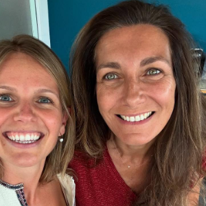 Quelques semaines après la naissance de son deuxième enfant, une petite Suzanne, elle pose avec Anne-Claire Coudray, autre figure de TF1.

Garance Pardigon et Anne-Claire Coudray souriantes après un été reposant.