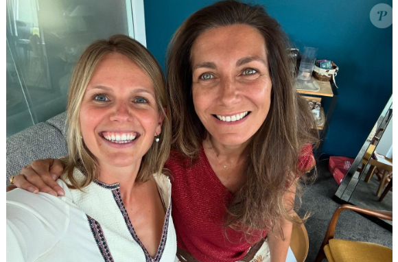 Quelques semaines après la naissance de son deuxième enfant, une petite Suzanne, elle pose avec Anne-Claire Coudray, autre figure de TF1.

Garance Pardigon et Anne-Claire Coudray souriantes après un été reposant.