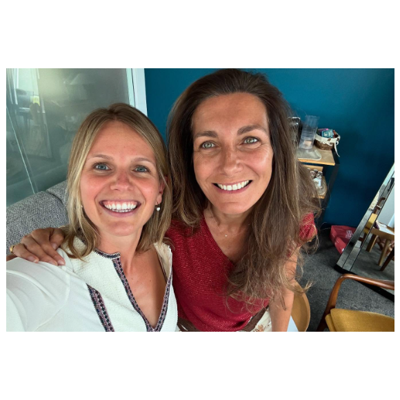 Quelques semaines après la naissance de son deuxième enfant, une petite Suzanne, elle pose avec Anne-Claire Coudray, autre figure de TF1.

Garance Pardigon et Anne-Claire Coudray souriantes après un été reposant.
