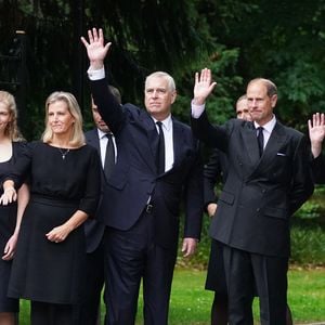 Lady Louise Windsor, la comtesse Sophie de Wessex, Peter Phillips , Prince Andrew, duc d'York, Zara Tindall, Prince Edward, comte de Wessex, la princesse Anne d'Angleterre et Timothy Laurence devant le parterre de fleurs en hommage à la reine Elisabeth II d'Angleterre devant le château de Balmoral. Le 10 septembre 2022. ©PA Photo/ Bestimage