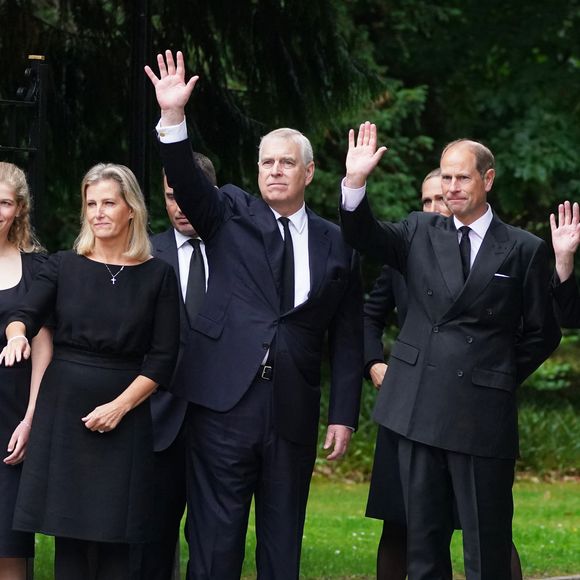 Lady Louise Windsor, la comtesse Sophie de Wessex, Peter Phillips , Prince Andrew, duc d'York, Zara Tindall, Prince Edward, comte de Wessex, la princesse Anne d'Angleterre et Timothy Laurence devant le parterre de fleurs en hommage à la reine Elisabeth II d'Angleterre devant le château de Balmoral. Le 10 septembre 2022. ©PA Photo/ Bestimage