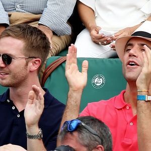 Le chanteur Mika et son compagnon Andy Dermanis - People dans les tribunes lors de la finale homme des Internationaux de Tennis de Roland-Garros à Paris le 11 juin 2017.
© Dominique Jacovides-Cyril Moreau / Bestimage