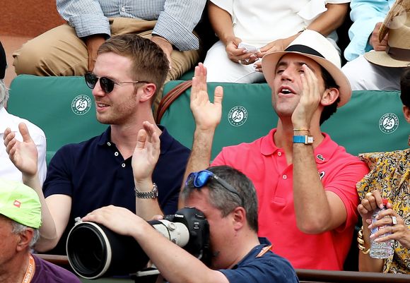 Le chanteur Mika et son compagnon Andy Dermanis - People dans les tribunes lors de la finale homme des Internationaux de Tennis de Roland-Garros à Paris le 11 juin 2017.
© Dominique Jacovides-Cyril Moreau / Bestimage