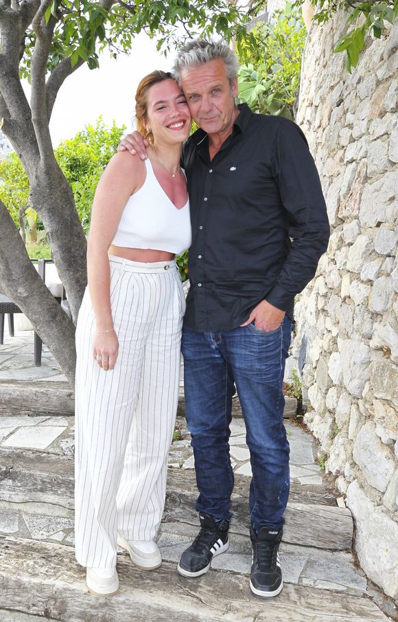 Mais il ne regrette pas
Les acteurs français Salomé et son père David Brecourt lors de la conférence de presse du Festival de théâtre d'été à Eze, France, le 6 juin 2023. © Imago/Panoramic/Bestimage