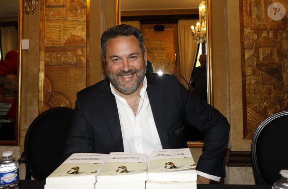 Bruce Toussaint à la librairie Ephémère du Fouquet's à l'occasion de la remise du Prix du Livre de l'Art de Vivre Parisien et du Trophée du Fouquet's à Paris le 12 juin 2023.

© Marc Ausset-Lacroix/Bestimage