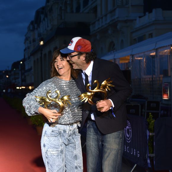 Romane Bohringer et Philippe Rebbot (prix du Meilleur premier film pour "L'amour flou") - Les people posent avec leur prix lors du Festival du Film Romantique de Cabourg, le 15 juin 2019. © Giancarlo Gorassini/Bestimage