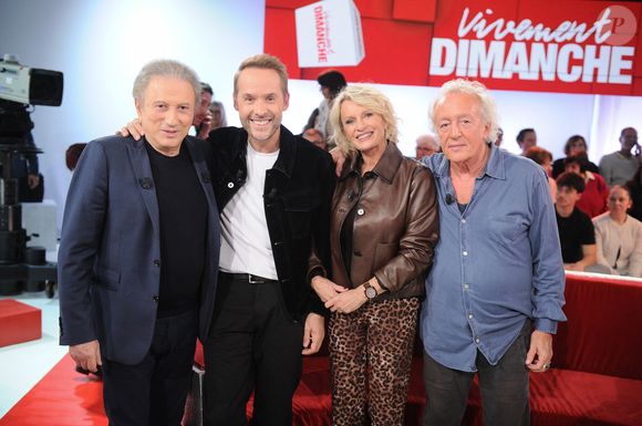 Exclusif - Michel Drucker, Damien Thevenot, Sophie Davant et Didier Barbelivien lors de l'enregistrement de l'émission Vivement Dimanche, au studio Rive gauche, à Paris, France, le 22 octobre 2025, présentée par M.Drucker, diffusée sur France 3 le 16 novembre 2025. © Guillaume Gaffiot/Bestimage