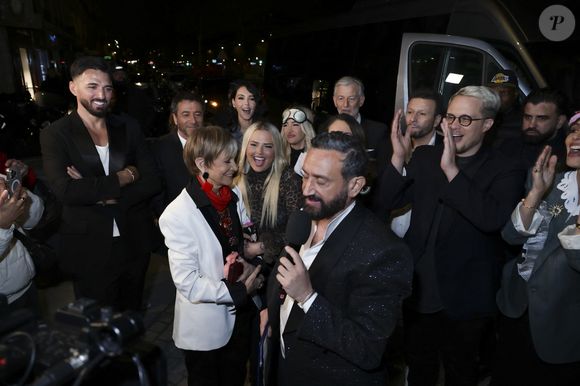 Exclusif - Nabilla et Thomas Vergara, Isabelle Morini-Bosc, Kelly Vedovelli, Cyril Hanouna, Raymond Aabou, Gilles Verdez, Polska, Bernar Montiel, Valérie Bénaïm, Guillaume Genton, Géraldine Maillet - Les chroniqueurs et les invités quittent la dernière émission "Touche pas à mon poste" (TPMP) en bus pour se rendre devant le siège du groupe M6 à Neuilly-sur-Seine le 27 février 2025. © Jack Tribeca/Bestimage