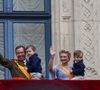 Le nouveau grand-duc a salué la foule depuis le balcon. 

Le Grand-Duc Guillaume et la Grande-Duchesse Stéphanie - Cérémonie d'abdication du grand-duc H.de Luxembourg au palais grand-ducal de Luxembourg, le 3 octobre 2025.  © Roland Miny / Bestimage