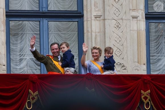 Le nouveau grand-duc a salué la foule depuis le balcon. 

Le Grand-Duc Guillaume et la Grande-Duchesse Stéphanie - Cérémonie d'abdication du grand-duc H.de Luxembourg au palais grand-ducal de Luxembourg, le 3 octobre 2025.  © Roland Miny / Bestimage