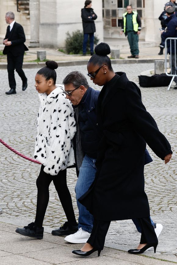 Iris et Maya, les filles de la défunte - Obsèques d'Isabelle Mergault à la Coupole du Père-Lachaise à Paris le 30 mars 2026. © Cyril Moreau - Dominique Jacovides / Bestimage