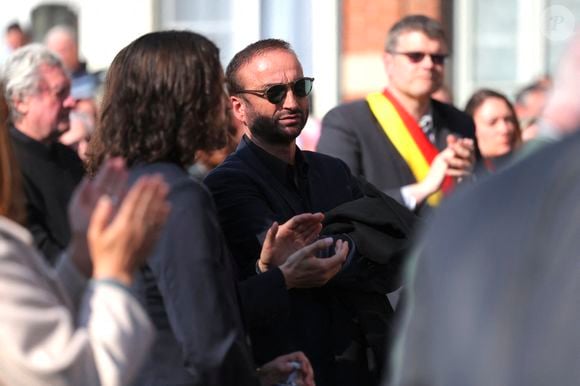 Ses proches se sont réunis dans sa ville natale afin de lui dire une dernière fois adieux. 

Michel Ferracci, le mari d'E.Dequenne - 300 personnes réunies pour rendre hommage à Emilie Dequenne dans sa ville de Chièvres (Belgique), le 9 avril 2025, quelques semaines après son décès prématuré, survenu le 16 mars 2025. © Photonews / Bestimage