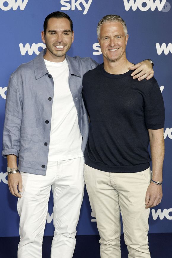 La cérémonie a été filmée pour un documentaire consacré à leur histoire d’amour.

Ralf Schumacher en compagnie de son partenaire Étienne Bousquet-Cassagne lors de la présentation du programme Sky Spotlight à l'hôtel Bayerischer Hof de Munich.
Imago/PsnewZ/Bestimage