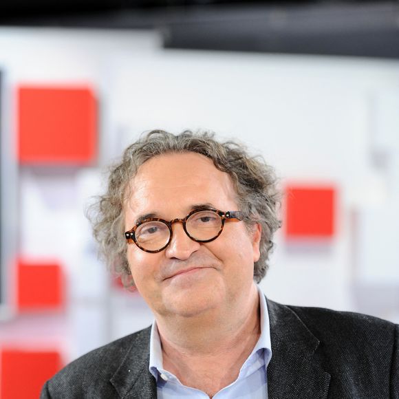 "Depuis trois, quatre ans, avec ma camarade Amélie Etasse, on a décidé de ne plus faire de nu", a rapporté le père de famille. 

Exclusif - Grégoire Bonnet - Enregistrement de l'émission "Vivement Dimanche" présentée par M.Drucker et diffusée le 23 mai sur France 2. Le 11 mai 2021
© Guillaume Gaffiot / Bestimage