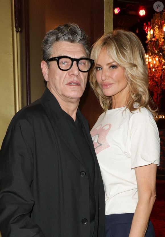 Depuis leur première apparition publique en septembre dernier, le chanteur et l'ancien mannequin enchainent les sorties (et les bisous) pour le plus grand bonheur de Marc Lavoine qui venait de sortir d'un divorce difficile avec Line Papin.

Exclusif - Marc Lavoine (co-producteur du spectacle) et sa compagne Adriana Karembeu lors de la générale du spectacle musical "Les Souliers Rouges" au Casino de Paris 2024
© Guirec Coadic/Bestimage