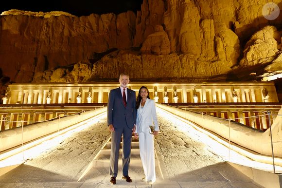 Durant ce séjour en Egypte, Letizia d'Espagne a dévoilé une garde-robe très élégante.

 Le roi Felipe VI d'Espagne et la reine Letizia inaugurent le nouvel éclairage du temple d'Hatchepsout à Louxor lors d'une visite d'État de trois jours en Égypte. ©
© Pool / Bestimage
