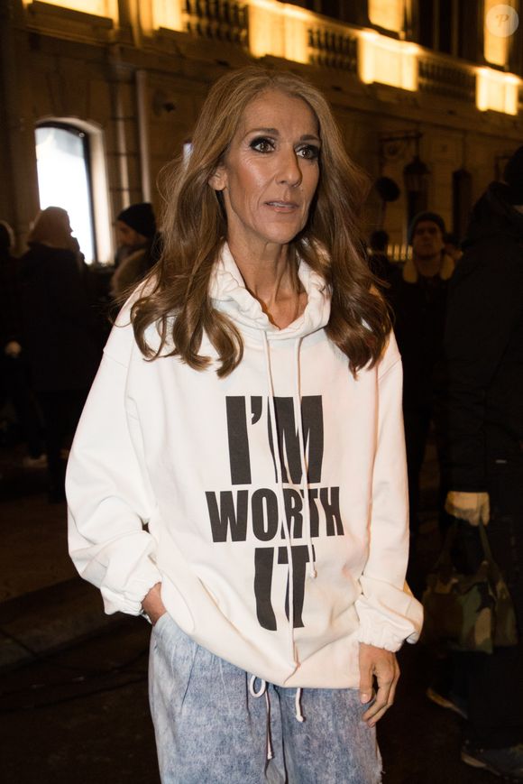 Céline Dion porte un sweat blanc à capuche avec l'inscription "I'M WORTH IT" (Je le vaux bien) à la sortie de l'hôtel Plaza Athénée après le tournage pour l'Oréal à Paris, France. @Agence / Bestimage