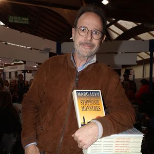 Marc Lévy lors de la 41ème Foire du Livre de Brive dans La Halle Brassens, à Brive-la-Gaillarde, France, le 11 novembre 2023. © Jean-Marc-Lhomer/Bestimage