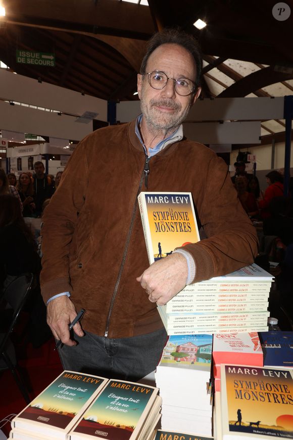 Marc Lévy lors de la 41ème Foire du Livre de Brive dans La Halle Brassens, à Brive-la-Gaillarde, France, le 11 novembre 2023. © Jean-Marc-Lhomer/Bestimage