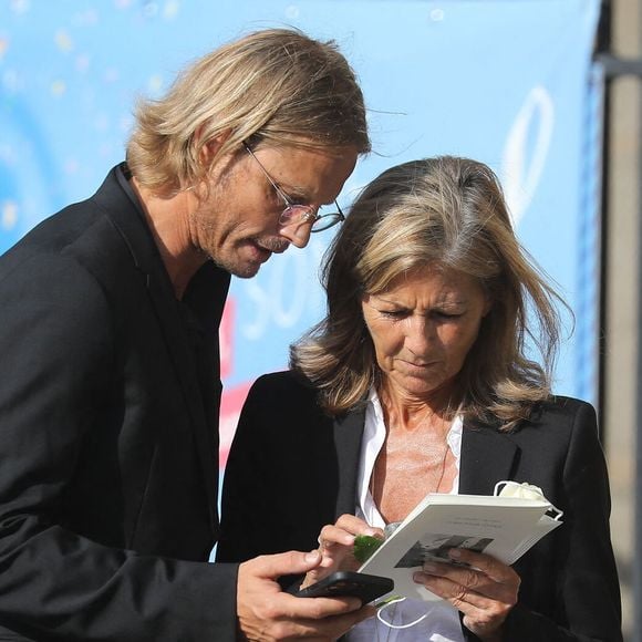 Arnaud Lemaire et Claire Chazal - Sorties des obsèques de Florence Rogers-Pinault en l'Église Saint-Sulpice à Paris, le 8 septembre 2021. © AGENCE / BESTIMAGE