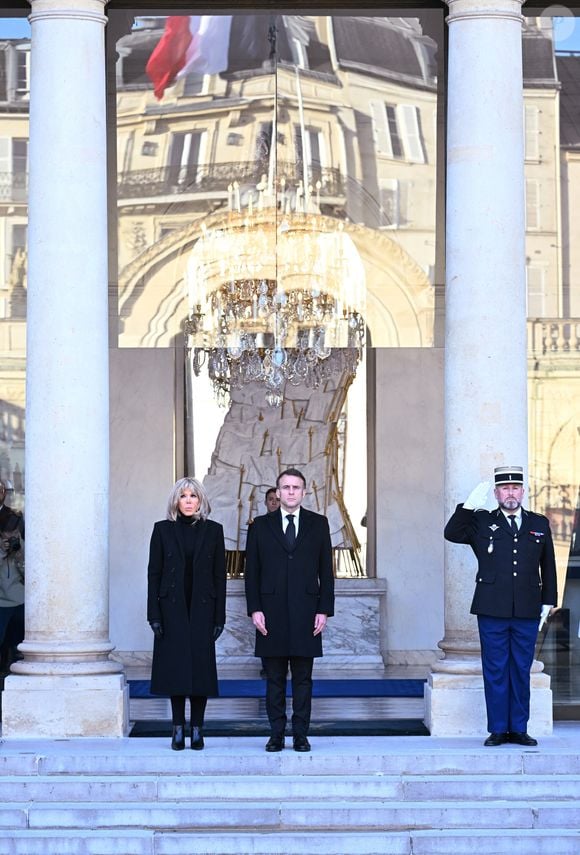 Le président Emmanuel Macron et sa femme Brigitte Macron participent à une minute de silence, au palais de l'Elysée, en hommage aux victimes du cyclone Chido à Mayotte le 23 décembre 2024.

© Eric Tschaen / Pool / Bestimage