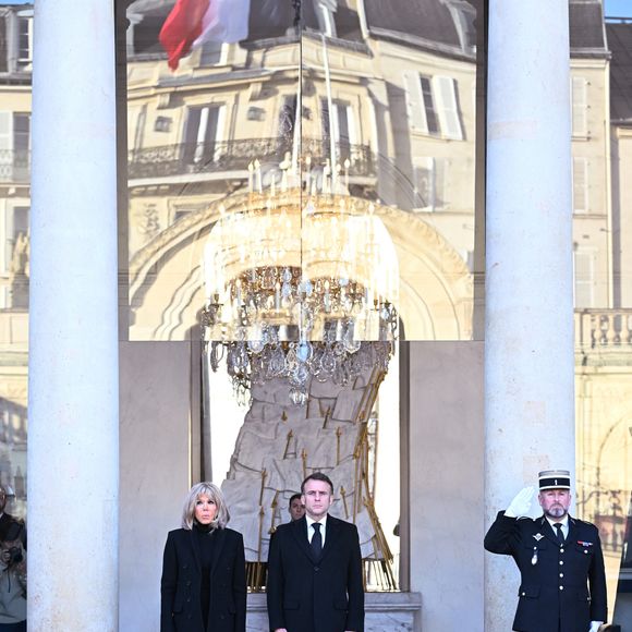 Le président Emmanuel Macron et sa femme Brigitte Macron participent à une minute de silence, au palais de l'Elysée, en hommage aux victimes du cyclone Chido à Mayotte le 23 décembre 2024.

© Eric Tschaen / Pool / Bestimage