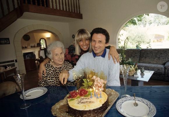 Archives - En France, dans sa maison de vacances en Provence, Michel DRUCKER, sa mère Lola et sa femme Dany SAVAL, devant le gâteau d'anniversaire pour les 50 ans de Michel DRUCKER. Septembre 1992
© Alain Canu via Bestimage