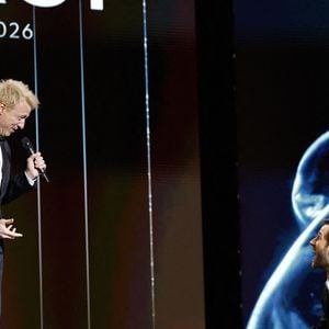 L’acteur est certes connu pour être la voix française de Jim Carrey, mais il est aussi celle de Matthew Perry dans la série Friends. 

Emmanuel Curtil et Benjamin Lavernhe lors de la 51e cérémonie des César du cinéma qui s'est tenue à l'Olympia le 26 février 2026, à Paris, France. 
Photo par Nasser Berzane/ABACAPRESS.COM