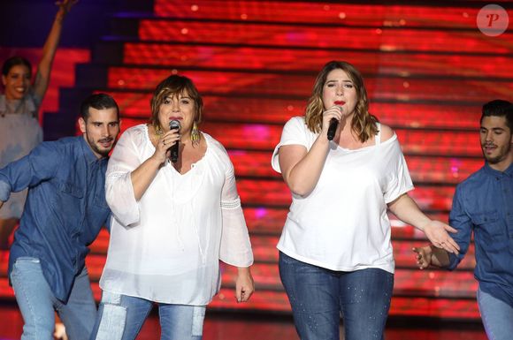 Michèle Bernier et sa fille Charlotte Gaccio - Enregistrement de l'émission "Tous au Lido pour le Sidaction", qui sera diffusée le 2 avril sur France 2, à Paris. Le 21 mars 2016
© Jacovides-Moreau / Bestimage