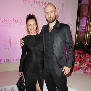 Denitsa Ikonomova (enceinte) et son compagnon François Alu - Photocall du 5ème gala de charité de l'association "Les Bonnes Fées" à l'occasion de la campagne mondiale "Octobre Rose" à l'hôtel Peninsula, Paris le 3 octobre 2024. A l'occasion de la campagne mondiale "Octobre Rose", l'hôtel Peninsula Paris lance son programme caritatif "Peninsula in Pink", dont les bénéfices de 254 400 Euros seront reversés à l'association "Les Bonnes Fées". © Coadic Guirec/Bestimage