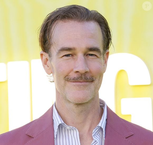 "Je n’arrive pas à croire que je ne sois pas là", a-t-il confié, visiblement très ému.

James Van Der Beek - Première de la série "Overcompensating" à Los Angeles, le 14 mai 2025. @Broadimage / Bestimage
