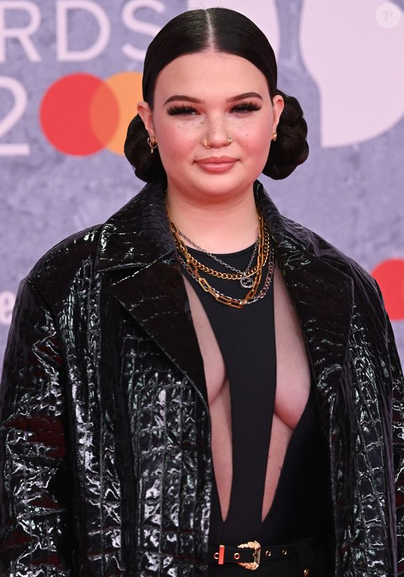 Lola Young au photocall de la soirée des BRIT Awards 2022 à l'O2, Peninsula Square de Londres, Royaume Uni, le 8 février 2022. AGENCE / BESTIMAGE