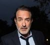La « parentalité distraite » survient quand un parent est physiquement présent mais accaparé par son écran.

Exclusif - Jean Dujardin - Les célébrités arrivent au dîner du Cinéma du Madame Figaro au restaurant "Gigi" à Paris© Julien Sarkissian/Bestimage