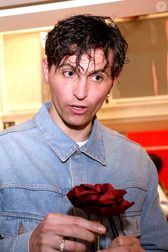Raphaël Quenard (le jour de son anniversaire 34 ans) dédicace de son premier roman Clamser à Tataouine aux éditions Flammarion à la Librairie de Paris, France, le 16 mai 2025. © Cédric Perrin/Bestimage