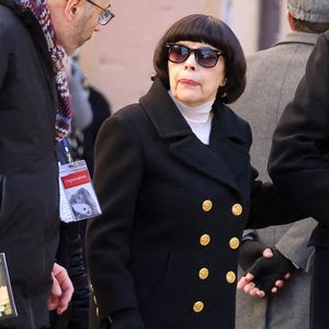 Mireille Mathieu - Arrivées aux obsèques de Brigitte Bardot en l'église Paroissiale Notre-Dame-de-l'Assomption de Saint-Tropez, France, le 7 janvier 2026.  Brigitte Bardot, figure emblématique du cinéma français et icône internationale, est décédée le 28 décembre 2025 à l'âge de 91 ans dans sa mythique propriété de La Madrague, à Saint-Tropez (France). Révélée au monde entier par son rôle dans "Et Dieu... créa la femme", elle avait contribué à faire de Saint-Tropez un lieu mondialement connu. L'actrice sera inhumée le 7 janvier 2026 au cimetière marin de Saint-Tropez, aux côtés de son père Louis Bardot (1896-1975) et de sa mère Anne-Marie Mucel (1912-1978). Une cérémonie religieuse se tiendra auparavant dans l'église de Saint-Tropez, où proches, personnalités et anonymes pourront lui rendre un dernier hommage. © Jacovides-Moreau/Bestimage