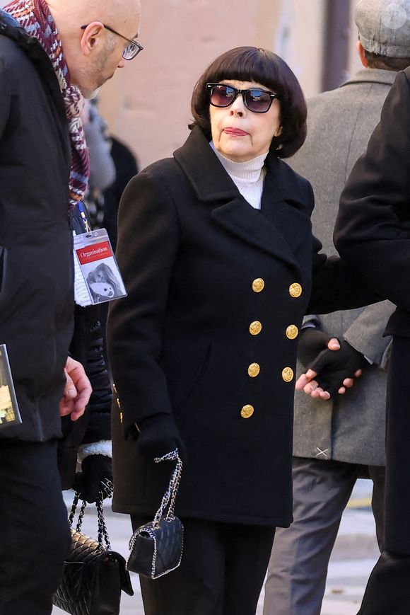 Mireille Mathieu - Arrivées aux obsèques de Brigitte Bardot en l'église Paroissiale Notre-Dame-de-l'Assomption de Saint-Tropez, France, le 7 janvier 2026.  Brigitte Bardot, figure emblématique du cinéma français et icône internationale, est décédée le 28 décembre 2025 à l'âge de 91 ans dans sa mythique propriété de La Madrague, à Saint-Tropez (France). Révélée au monde entier par son rôle dans "Et Dieu... créa la femme", elle avait contribué à faire de Saint-Tropez un lieu mondialement connu. L'actrice sera inhumée le 7 janvier 2026 au cimetière marin de Saint-Tropez, aux côtés de son père Louis Bardot (1896-1975) et de sa mère Anne-Marie Mucel (1912-1978). Une cérémonie religieuse se tiendra auparavant dans l'église de Saint-Tropez, où proches, personnalités et anonymes pourront lui rendre un dernier hommage. © Jacovides-Moreau/Bestimage