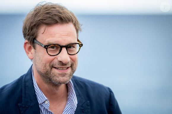 L'écrivain français Nicolas Mathieu pose lors d'un photocall pour "Leurs enfants après eux" dans le cadre du festival du film Cineroman à Nice le 30 septembre 2024. Photo by Shootpix/ABACAPRESS.COM